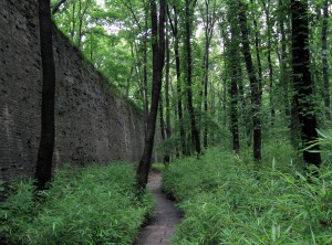The wall surrounding the Treasure Mound, seen from the inside.