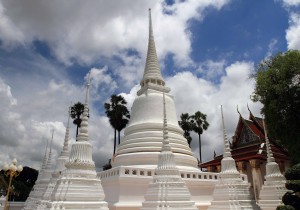 The large stupa ("chedi") in Wat Suwan Dararam.