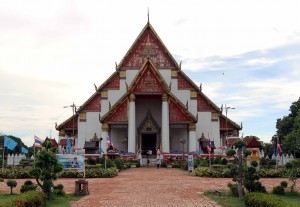 The facade of Wat Phra Mongkhon Bophit.