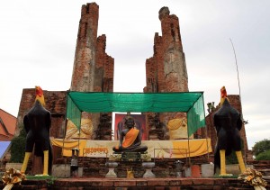 Ruins in Wat Thammikarat.