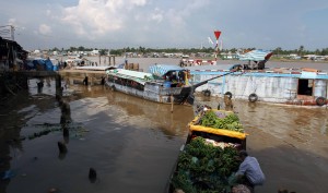 Banana boat docked next to the large market on Hai Bà Trưng Street.