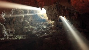Another view of the sunlight beams in Thien Cung Grotto.