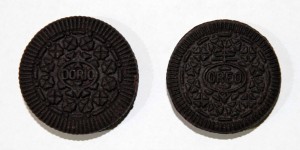Comparison of a Doreo (spelt "Dorio" on the cookie) and an Oreo. 