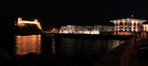 The rear view of Qasr Al Alam Palace and Al Jalali Fort at night.