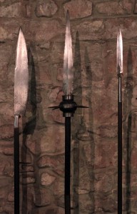Set of weapons with a Morgenstern ("morning star") in the center.