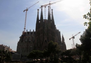 The Sagrada Família seen from the Plaça de Gaudí.