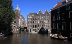 The narrow Oudezijds Kolk canal in the background with the Oudezijds Voorburgwal canal in the foreground.