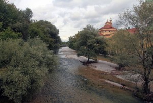 Part of the Isar River with the Müller'sche Volksbad building in the background.
